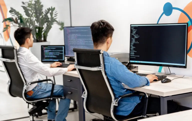 Giovani programmatori seduti alla postazione di lavoro